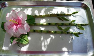 Tortendekoration Bambus mit Hibiskus aus Blütenpaste